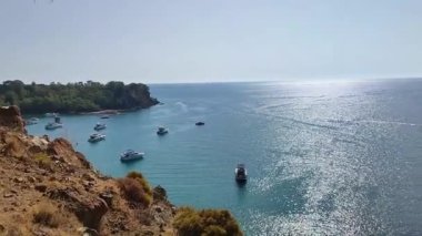 Antik Lycian şehri Phaselis 'teki taş plajı manzarası. Tarihi bir yer. Yerel nüfusun yeniden yaratılacağı yer.