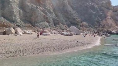Antalya, Türkiye - 15 Ekim 2020: İnsanlar Suluada, Adrasan 'daki ünlü mavi denizde yüzüyor.