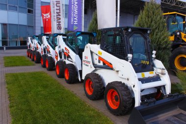 Kyiv, Ukrayna - 16 Haziran 2020: 16 Haziran 2020 'de Ukrayna' nın Kyiv kentindeki inşaat alanında yeni mini buldozerler Bobcat Dünya Gücü S16