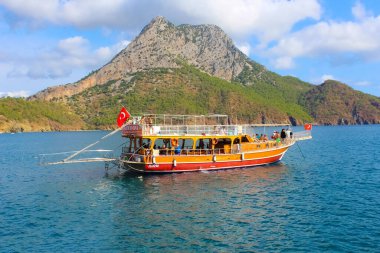 Antalya, Türkiye - 15 Ekim 2020: Akdeniz kıyısındaki Antalya ve Kemer yakınlarındaki Adrasan Koyu 'nun kıyısındaki yatta eğlenen insanlar.