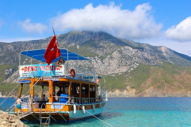 Antalya, Türkiye - 15 Ekim 2020: Suluada, Adrasan 'daki ünlü mavi denizde yattaki insanlar.