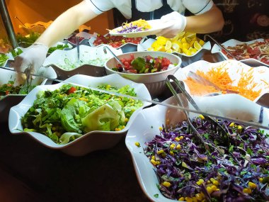 Türkiye 'de soyut otel veya Kemer' deki tatil beldesi dahil olmak üzere açık büfedeki raflarda yiyecek var.