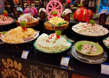 Açık büfedeki raflarda bulunan yiyecekler, Türkiye 'de soyut otel veya Kemer' deki tatil beldesindeki her şeyi kapsıyor. Tatlı kekler ve tatlı