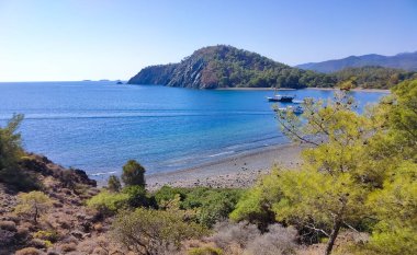 Antik Lycian şehri Phaselis 'teki taş plajı manzarası. Tarihi bir yer. Yerel nüfusun yeniden yaratılacağı yer.