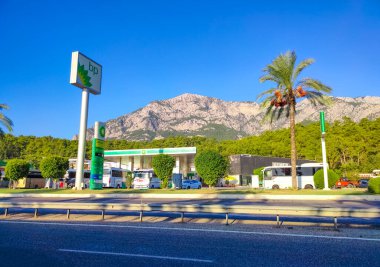 Antalya, Türkiye - 11 Mayıs 2021: Türkiye 'nin Antalya kentindeki BP benzin istasyonu