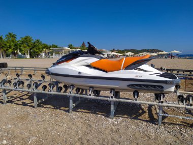 Tekirova, Antalya, Türkiye - 11 Mayıs 2021: Rotax XPS logosu kişisel bir su aracı veya jet ski tarafından. Yüksek performans makinesi. Kırmızı, siyah ve altın rengi detaylar..