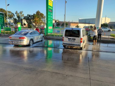 Antalya, Türkiye - 11 Mayıs 2021: Türkiye 'nin Antalya kentindeki BP benzin istasyonunda Oto Yıkama İstasyonu 11 Mayıs 2021