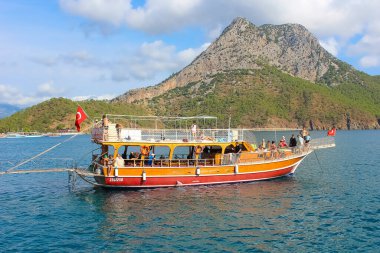 Antalya, Türkiye - 15 Ekim 2020: Akdeniz kıyısındaki Antalya ve Kemer yakınlarındaki Adrasan Koyu 'nun kıyısındaki yatta eğlenen insanlar.