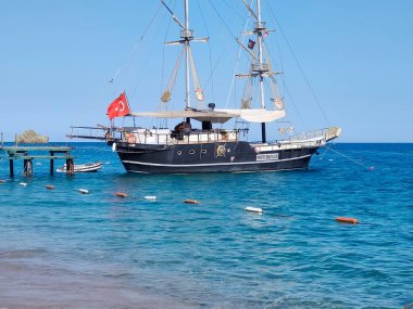 Tekirova, Antalya, Türkiye - 11 Mayıs 2021: Akdeniz Körfezi, Türkiye 'de eski bir yat ve eğlenceli güneşle.
