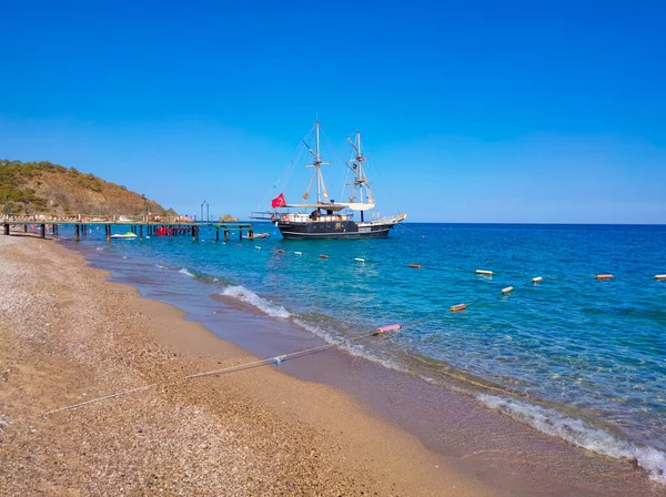 Tekirova Antalya Turquía Mayo 2021 Bahía Mar Mediterráneo Con Yate —  Fotos de Stock