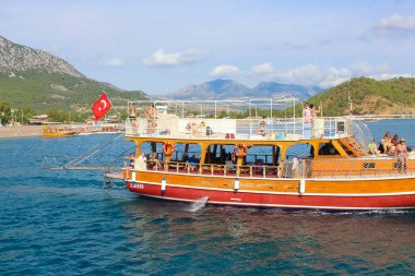 Antalya, Türkiye - 15 Ekim 2020: Akdeniz kıyısındaki Antalya ve Kemer yakınlarındaki Adrasan Koyu 'nun kıyısındaki yatta eğlenen insanlar.