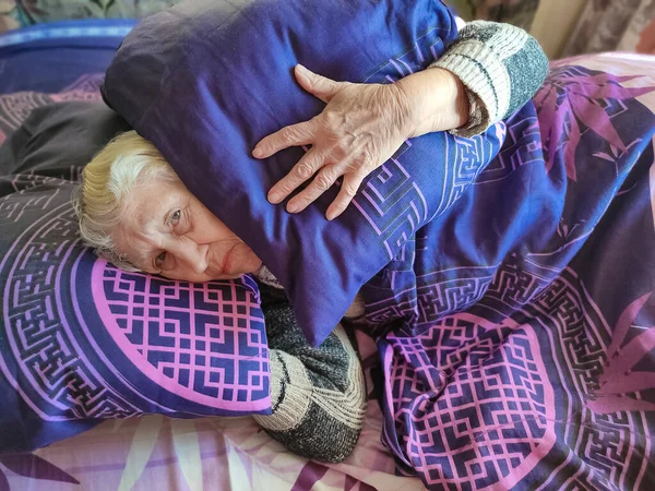Oude Mensen Europa Bevriezen Oudere Vrouw Bed Thuis Betaling Voor — Stockfoto