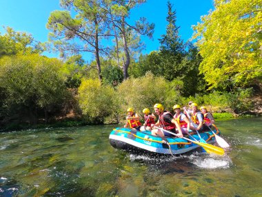 Koprulu Kanyonu, Antalya, Türkiye - 15 Eylül 2021: Koprulu Kanyonu 'ndaki Kopryuchay Nehri' nde rafting yapan insanlar. Kopryuchay Nehri ve Manavgat Nehri Türkiye 'nin en popüler kirişleri