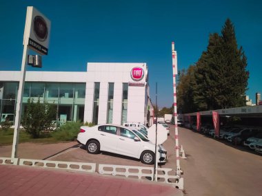 Antalya, Türkiye - 11 Mayıs 2021: İtalyan otomobil üreticisi Fiat bayii logosu