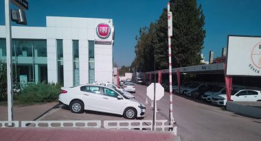 Antalya, Türkiye - 11 Mayıs 2021: İtalyan otomobil üreticisi Fiat bayii logosu