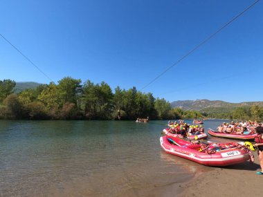 Koprulu Kanyonu, Antalya, Türkiye - 15 Eylül 2021: Koprulu Kanyonu 'ndaki Kopryuchay Nehri' nde rafting yaparken eğlenen insanlar. Kopryuchay Nehri ve Manavgat Nehri Türkiye 'nin en popüler kirişleri