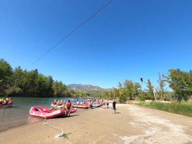Koprulu Kanyonu, Antalya, Türkiye - 15 Eylül 2021: Koprulu Kanyonu 'ndaki Kopryuchay Nehri' nde rafting yaparken eğlenen insanlar. Kopryuchay Nehri ve Manavgat Nehri Türkiye 'nin en popüler kirişleri