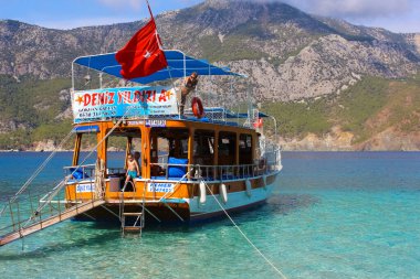 Antalya, Türkiye - 15 Ekim 2020: Suluada 'daki ünlü mavi denizde yüzen insanlar