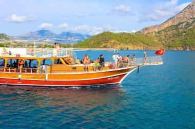 Antalya, Türkiye - 15 Ekim 2020: Akdeniz kıyısındaki Antalya ve Kemer yakınlarındaki Adrasan Koyu 'nun kıyısındaki yatta eğlenen insanlar.