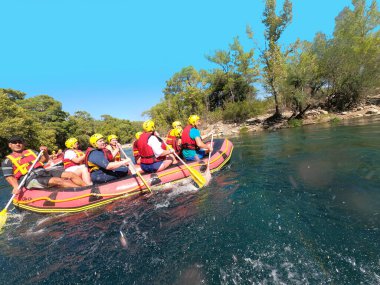 Koprulu Kanyonu, Türkiye 'deki Manavgat Nehri' nin akıntılarında rafting.