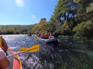 Koprulu Kanyonu, Türkiye 'deki Manavgat Nehri' nin akıntılarında rafting.