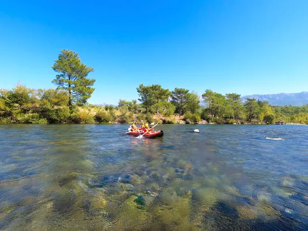 Koprulu Kanyonu, Türkiye 'deki Manavgat Nehri' nin akıntılarında rafting.