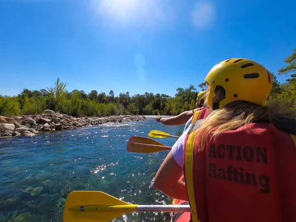 Rafting acuático en los rápidos del río Manavgat en el cañón de Koprulu, Turquía. — Foto de Stock