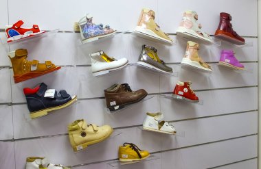 Kyiv, Ukrayna - 16 Haziran 2021: Ortopedik deri ayakkabılar Leon 16 Haziran 2021 tarihinde Ukrayna 'nın Kyiv kentindeki özel bir dükkanda