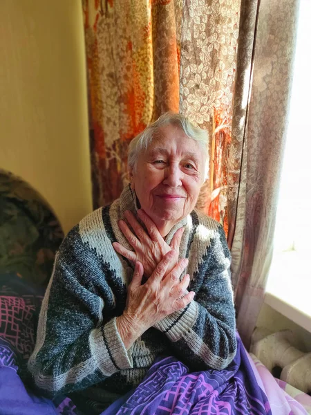 Vieja Mujer Solitaria Sentada Cerca Ventana Casa Con Flores — Foto de Stock