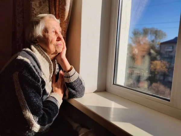 Vieja Mujer Solitaria Sentada Cerca Ventana Casa Con Flores — Foto de Stock