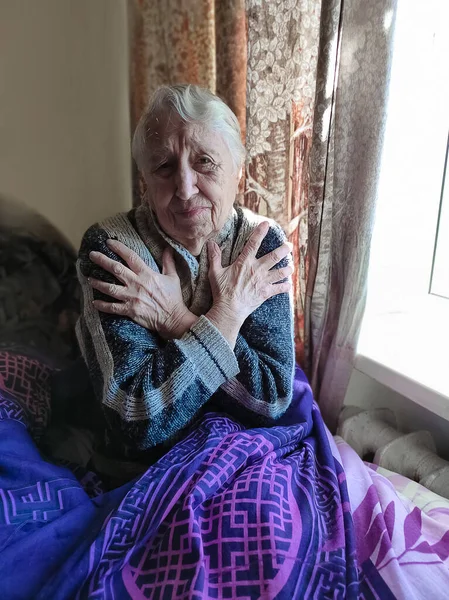 Congelar Los Ancianos Europa Mujer Mayor Cama Casa Pago Por — Foto de Stock