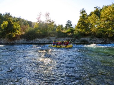 Koprulu Kanyonu, Antalya, Türkiye - 15 Eylül 2021: Koprulu Kanyonu 'ndaki Kopryuchay Nehri' nde rafting yapan insanlar. Kopryuchay Nehri ve Manavgat Nehri Türkiye 'nin en popüler kirişleri