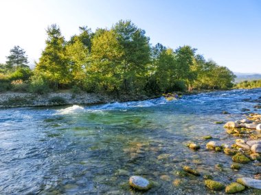 Koprulu Kanyonu 'ndaki Kopryuchay Nehri' nin akıntılarında rafting. Kopryuchay Nehri ve Manavgat Nehri Türkiye 'nin en popüler kirişleri
