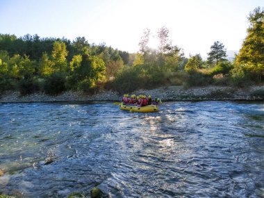 Koprulu Kanyonu 'ndaki Kopryuchay Nehri' nin akıntılarında rafting. Kopryuchay Nehri ve Manavgat Nehri Türkiye 'nin en popüler kirişleri