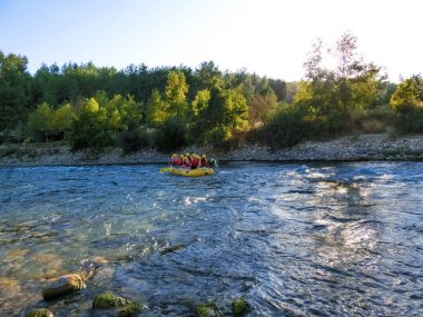 Koprulu Kanyonu 'ndaki Kopryuchay Nehri' nin akıntılarında rafting. Kopryuchay Nehri ve Manavgat Nehri Türkiye 'nin en popüler kirişleri