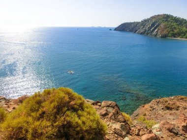 Antik Lycian şehri Phaselis 'teki taş plajı manzarası. Tarihi bir yer. Yerel nüfusun yeniden yaratılacağı yer.