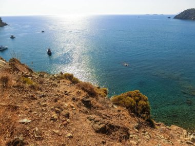 Antik Lycian şehri Phaselis 'teki taş plajı manzarası. Tarihi bir yer. Yerel nüfusun yeniden yaratılacağı yer.