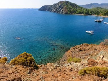 Antik Lycian şehri Phaselis 'teki taş plajı manzarası. Tarihi bir yer. Yerel nüfusun yeniden yaratılacağı yer.