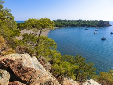 Antik Lycian şehri Phaselis 'teki taş plajı manzarası. Tarihi bir yer. Yerel nüfusun yeniden yaratılacağı yer.