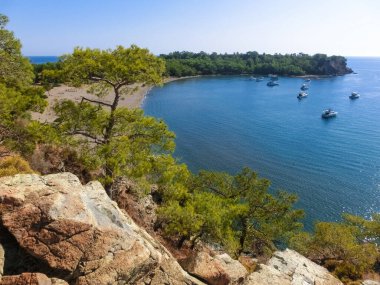 Antik Lycian şehri Phaselis 'teki taş plajı manzarası. Tarihi bir yer. Yerel nüfusun yeniden yaratılacağı yer.