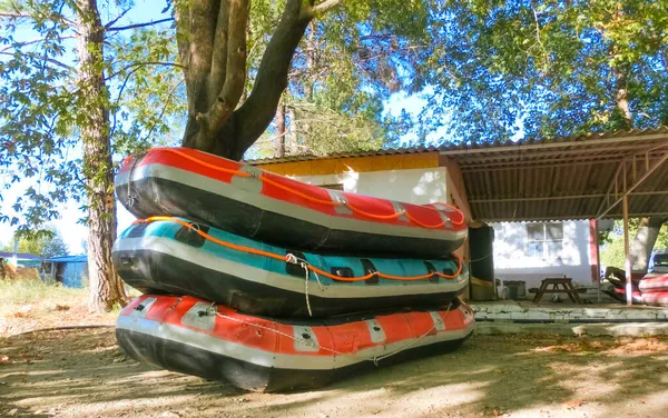 Barche Colorate Sulla Riva Attività All Aperto Riposo Attivo Sfondo — Foto Stock