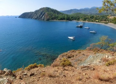 Antik Lycian şehri Phaselis 'teki taş plajı manzarası. Tarihi bir yer. Yerel nüfusun yeniden yaratılacağı yer.