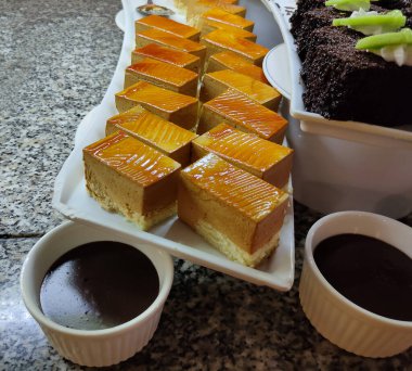 Açık büfedeki raflarda bulunan yiyecekler, Türkiye 'de soyut otel veya Kemer' deki tatil beldesindeki her şeyi kapsıyor. Tatlı kekler ve tatlı