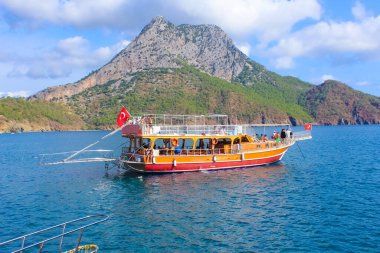 Akdeniz kıyısındaki Antalya ve Kemer yakınlarındaki Adrasan Koyu 'nun kıyısındaki yatta eğlenen insanlar.