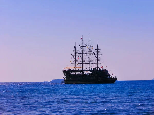 Baia Nel Mar Mediterraneo Con Vecchio Yacht Sulla Spiaggia Pietra — Foto Stock