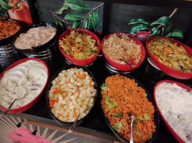 Açık büfedeki raflarda bulunan yiyecekler, Türkiye 'de soyut otel veya Kemer' deki tatil beldesindeki her şeyi kapsıyor. Tatlı kekler ve tatlı