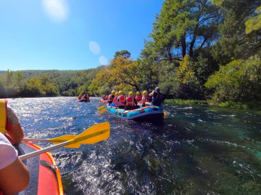 Koprulu Kanyonu 'ndaki Kopryuchay Nehri' nin akıntılarında rafting. Kopryuchay Nehri ve Manavgat Nehri Türkiye 'nin en popüler kirişleri