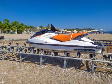 Şahsi su aracı ya da jet ski. Yüksek performans makinesi. Kırmızı, siyah ve altın rengi detaylar..