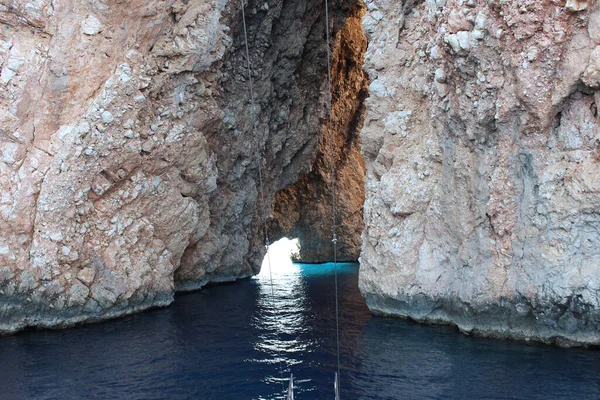 苏卢阿达是土耳其南部海岸上的一个孤岛 乘船前往该岛始于阿得拉山湾 旅程带你穿过高山悬崖和洞穴 其中之一是蓝洞 — 图库照片
