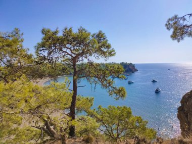 Antik Lycian şehri Phaselis 'teki taş plajı manzarası. Tarihi bir yer. Yerel nüfusun yeniden yaratılacağı yer.